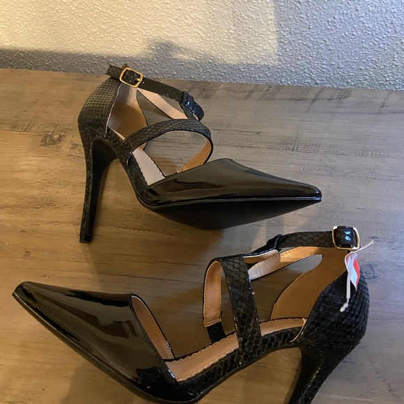 Journee Collection black leather t-strap shoes 7 - Picture 6 of 6